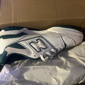 New balance 550, vintage teal. Dark green colour. Size 6.5 men or sizs 8 womens.